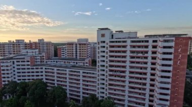 Singapur - 15 Ekim 2024: Singapur 'daki HDB dairelerinin arkasında günbatımı