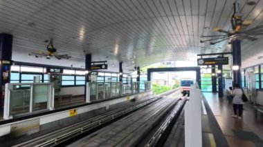 Singapur - 13 Ekim 2024: Singapur 'da Bukit Panjang hattındaki LRT istasyonunun görüntüsü