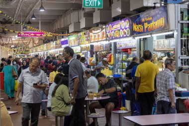 Singapur - 11 Ekim 2024: Singapur 'daki Tekka merkezinin içinde, Küçük Hindistan mahallesindeki gıda pazarı.