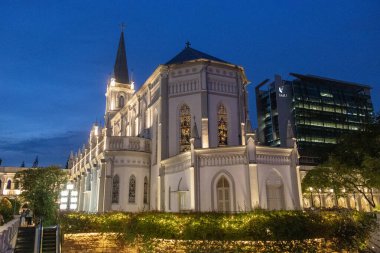 Singapur - 8 Ekim 2024 Singapur 'un merkezindeki Chijmes Kilisesi' nin gece görüşü. Bu bir miras binası ve tropiklerdeki sömürgeci mimarinin bir örneğidir..