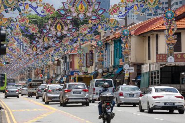 Singapur - 11 Ekim 2024: Singapur 'da küçük dükkanları olan koloni renkli evler. Little India, Singapur 'da bulunan ve Tamil kültürel unsurları ve yönleri olan etnik bir mahalle..
