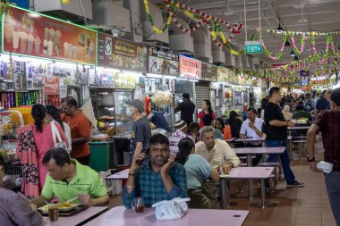 Singapur - 11 Ekim 2024: Singapur 'daki Tekka merkezinin içinde, Küçük Hindistan mahallesindeki gıda pazarı.