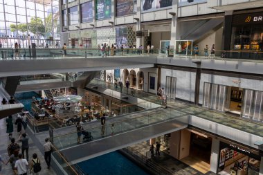 Singapur, 19 Ekim 2024: Marina Körfezi Sands Dükkanlarının İçi. Marina Bay Sands 'deki Dükkanlar Singapur' un en büyük lüks alışveriş merkezlerinden biridir.