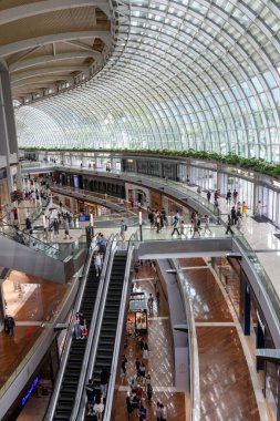 Singapur, 19 Ekim 2024: Marina Körfezi Sands Dükkanlarının İçi. Marina Bay Sands 'deki Dükkanlar Singapur' un en büyük lüks alışveriş merkezlerinden biridir.