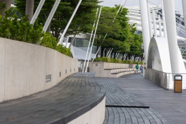 Singapur, 19 Ekim 2024: Körfez kıyısındaki Gardens 'a giden Shoppes Mall' ın tepesinde tahta yürüyüşü.