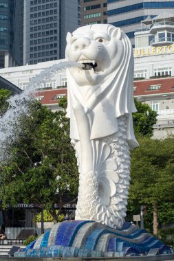 Singapur - 4 Ekim 2024 Singapur Merlion heykeline yakın. Merlion Fountain, Singapur 'un en ünlü turistik yerlerinden biridir.