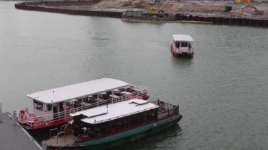 Singapur, 19 Ekim 2024: Singapur nehri kıyıları boyunca nehir yolculuğu hizmetleri. 