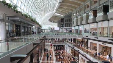 Singapur, 19 Ekim 2024: Marina Körfezi Sands Dükkanlarının İçi. Marina Bay Sands 'deki Dükkanlar Singapur' un en büyük lüks alışveriş merkezlerinden biridir.