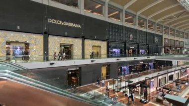 Singapur, 19 Ekim 2024: Marina Körfezi Sands Dükkanlarının İçi. Marina Bay Sands 'deki Dükkanlar Singapur' un en büyük lüks alışveriş merkezlerinden biridir.