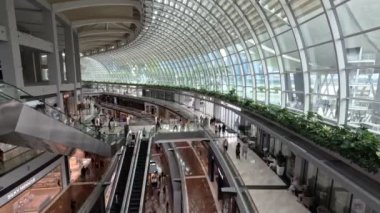Singapur, 19 Ekim 2024: Marina Körfezi Sands Dükkanlarının İçi. Marina Bay Sands 'deki Dükkanlar Singapur' un en büyük lüks alışveriş merkezlerinden biridir.