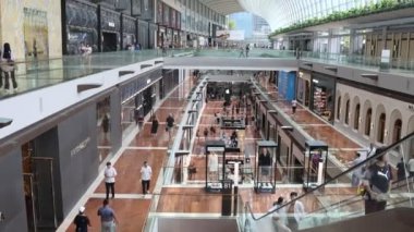 Singapur, 19 Ekim 2024: Marina Körfezi Sands Dükkanlarının İçi. Marina Bay Sands 'deki Dükkanlar Singapur' un en büyük lüks alışveriş merkezlerinden biridir.