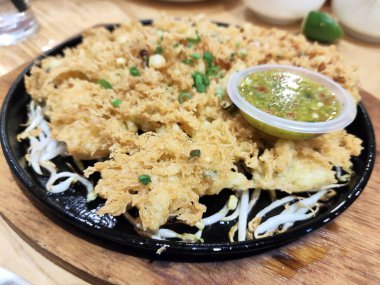 Demir ocakta yumurta hamurunda kızartılmış istiridye.