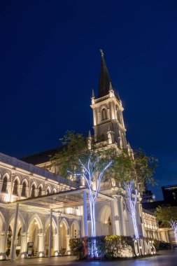 Singapur - 8 Ekim 2024 Singapur 'un merkezindeki Chijmes Kilisesi' nin gece görüşü. Bu bir miras binası ve tropiklerdeki sömürgeci mimarinin bir örneğidir..