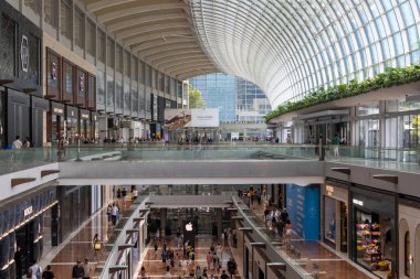Singapur, 19 Ekim 2024: Marina Körfezi Sands Dükkanlarının İçi. Marina Bay Sands 'deki Dükkanlar Singapur' un en büyük lüks alışveriş merkezlerinden biridir.