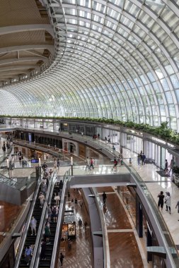 Singapur, 19 Ekim 2024: Marina Körfezi Sands Dükkanlarının İçi. Marina Bay Sands 'deki Dükkanlar Singapur' un en büyük lüks alışveriş merkezlerinden biridir.