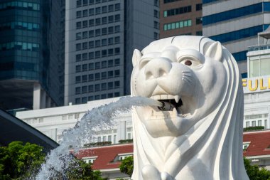 Singapur - 4 Ekim 2024 Singapur Merlion heykeline yakın. Merlion Fountain, Singapur 'un en ünlü turistik yerlerinden biridir.