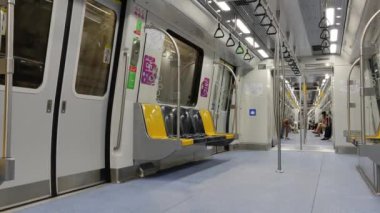 Singapur, 14 Ekim 2024: Singapur 'daki demiryolu sisteminin iç Mass Rapid Transit bileşeni. MRT toplu rapit transit anlamına geliyor ve Singapur 'da büyük bir ulaşım modu..