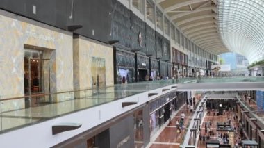 Singapur, 19 Ekim 2024: Marina Körfezi Sands Dükkanlarının İçi. Marina Bay Sands 'deki Dükkanlar Singapur' un en büyük lüks alışveriş merkezlerinden biridir.