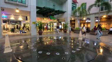 Singapur, 19 Ekim 2024: Bugis Junction, Singapur 'da dans eden su çeşmesi.