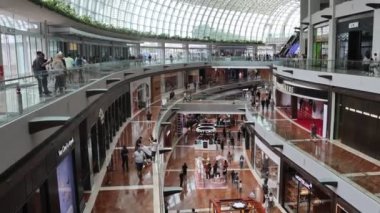 Singapur, 19 Ekim 2024: Marina Körfezi Sands Dükkanlarının İçi. Marina Bay Sands 'deki Dükkanlar Singapur' un en büyük lüks alışveriş merkezlerinden biridir.