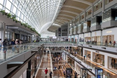 Singapur, 19 Ekim 2024: Marina Körfezi Sands Dükkanlarının İçi. Marina Bay Sands 'deki Dükkanlar Singapur' un en büyük lüks alışveriş merkezlerinden biridir.