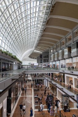 Singapur, 19 Ekim 2024: Marina Körfezi Sands Dükkanlarının İçi. Marina Bay Sands 'deki Dükkanlar Singapur' un en büyük lüks alışveriş merkezlerinden biridir.