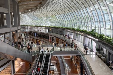 Singapur, 19 Ekim 2024: Marina Körfezi Sands Dükkanlarının İçi. Marina Bay Sands 'deki Dükkanlar Singapur' un en büyük lüks alışveriş merkezlerinden biridir.