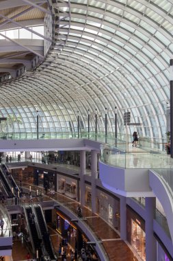 Singapur, 19 Ekim 2024: Marina Körfezi Sands Dükkanlarının İçi. Marina Bay Sands 'deki Dükkanlar Singapur' un en büyük lüks alışveriş merkezlerinden biridir.