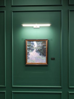 Singapur - 8 Ekim 2024: Galeri, Monet Inside 'da sanatsal sergi açtı. Ünlü Fransız ressam Claude Monet 'nin başyapıtlarının sergilendiği 360 derecelik bir dijital sanat deneyimi.