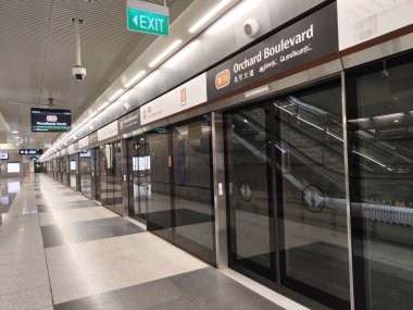 Singapur, 14 Ekim 2024 Orchard Bulvarı MRT istasyonu. MRT toplu rapit transit anlamına geliyor ve Singapur 'da büyük bir ulaşım modu..