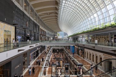 Singapur, 19 Ekim 2024: Marina Körfezi Sands Dükkanlarının İçi. Marina Bay Sands 'deki Dükkanlar Singapur' un en büyük lüks alışveriş merkezlerinden biridir.