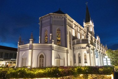 Singapur - 8 Ekim 2024 Singapur 'un merkezindeki Chijmes Kilisesi' nin gece görüşü. Bu bir miras binası ve tropiklerdeki sömürgeci mimarinin bir örneğidir..