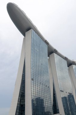 Singapur, 19 Ekim 2024: Marina Körfezi Sands Oteli Singapur 'un güzel bir simgesidir. Marina Körfezi Sands Asya 'nın en büyük oteli.