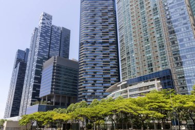 Singapur - 27 Ekim 2024 Singapur şehir merkezi iş mimarisi Marina Körfezi 'nden görüldü. Panoramik Singapur ufuk çizgisi görünümü