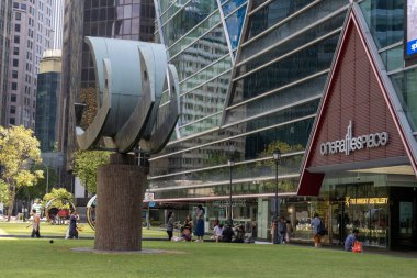 Singapur 27 Ekim 2024 Raffles Place, Singapur 'da halka açık park ve gemi heykeli. Merkez İş Bölgesi Singapur 'da Piyango Yeri