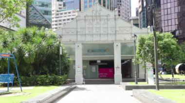 Singapur - 27 Ekim 2024: Raffles 'ın Singapur' daki metro giriş binasının görüntüsü. Piyango Singapur 'un finans bölgesinin merkezidir.