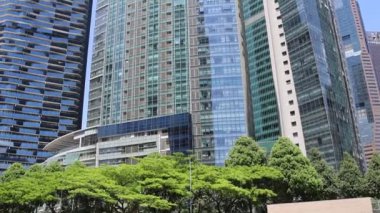 Singapur - 27 Ekim 2024: Marina Körfezi 'ndeki Yelken Binası, Singapur' un ikonik siluetine karşı yapılmış çarpıcı bir mimari yapı..