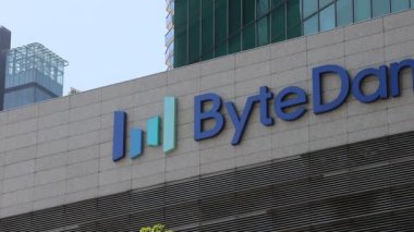 Singapur 27 Ekim 2024, ByteDance şirketinin ofis binasındaki logosunu kapatın. Bu bir Çin bilgi teknolojisi şirketi ve TikTok 'un geliştiricisi..
