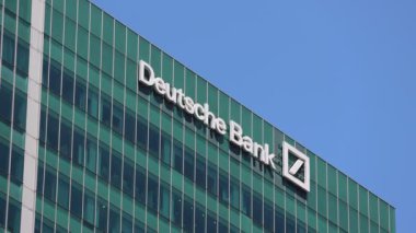Singapur - 27 Ekim 2024: Alman bankacılık devi Deutsche Bank 'ın logosu Singapur' daki ofis binasında