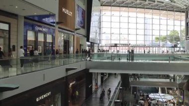 Singapur, 19 Ekim 2024: Marina Körfezi Sands Dükkanlarının İçi. Marina Bay Sands 'deki Dükkanlar Singapur' un en büyük lüks alışveriş merkezlerinden biridir.