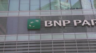 Singapur - 27 Ekim 2024: Bnp paribas logo markası ve Fransa Paris çok uluslu banka ajansı önünde metin işareti ön cephesi