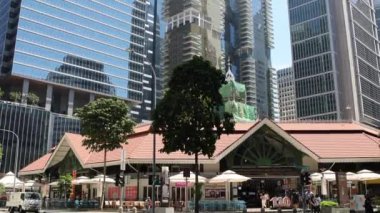 Singapur - 27 Ekim 2024: Singapur 'daki Lau Pa Sat Market manzarası. Popüler bir yemek şirketi, popüler bir yemek mahkemesi işportacılığı merkezi. Singapur 'un ulusal tarihi simgesidir..