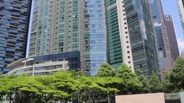 Singapur - 27 Ekim 2024: Marina Körfezi 'ndeki Yelken Binası, Singapur' un ikonik siluetine karşı yapılmış çarpıcı bir mimari yapı..