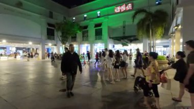 Singapur, 19 Ekim 2024: Singapur 'daki Bugis Junction alışveriş merkezinin görüntüsü. Bu birleşik bir gelişmedir.