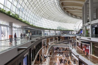 Singapur, 19 Ekim 2024: Marina Körfezi Sands Dükkanlarının İçi. Marina Bay Sands 'deki Dükkanlar Singapur' un en büyük lüks alışveriş merkezlerinden biridir.