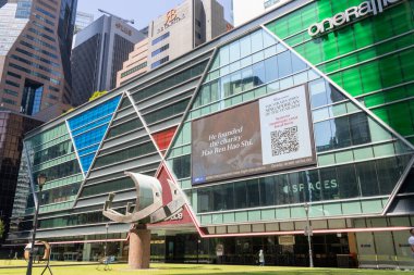 Singapur - 27 Ekim 2024: Raffles Place alışveriş merkezi. Raffles Place Singapur 'un Finansal Bölgesi' nin merkezidir ve Singapur Nehri 'nin ağzının güneyindedir..