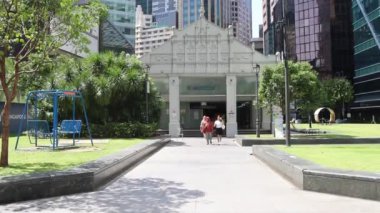 Singapur - 27 Ekim 2024: Raffles 'ın Singapur' daki metro giriş binasının görüntüsü. Piyango Singapur 'un finans bölgesinin merkezidir.