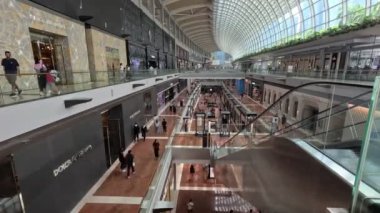 Singapur, 19 Ekim 2024: Marina Körfezi Sands Dükkanlarının İçi. Marina Bay Sands 'deki Dükkanlar Singapur' un en büyük lüks alışveriş merkezlerinden biridir.