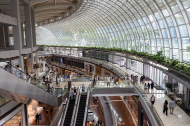 Singapur, 19 Ekim 2024: Marina Körfezi Sands Dükkanlarının İçi. Marina Bay Sands 'deki Dükkanlar Singapur' un en büyük lüks alışveriş merkezlerinden biridir.