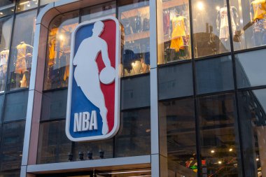 Pekin, Çin - 2 Kasım 2024: Wangfujing yürüyen caddesindeki NBA mağaza tabelası, Pekin, Çin.